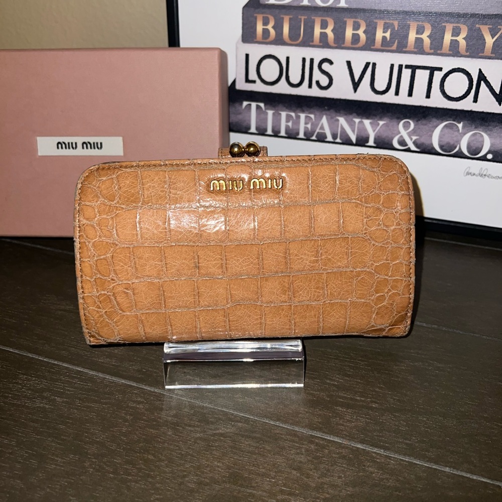 🩷Miu Miu Croc Embossed wallet kisslock and box🩷